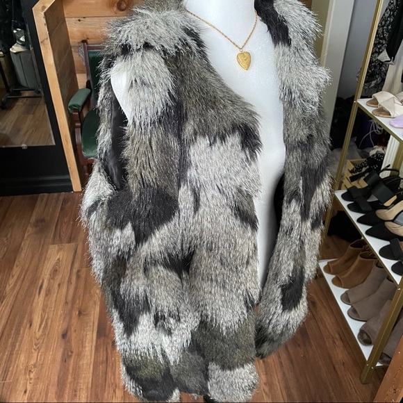 Steve Madden Faux Fur Vest - Picture 5 of 7